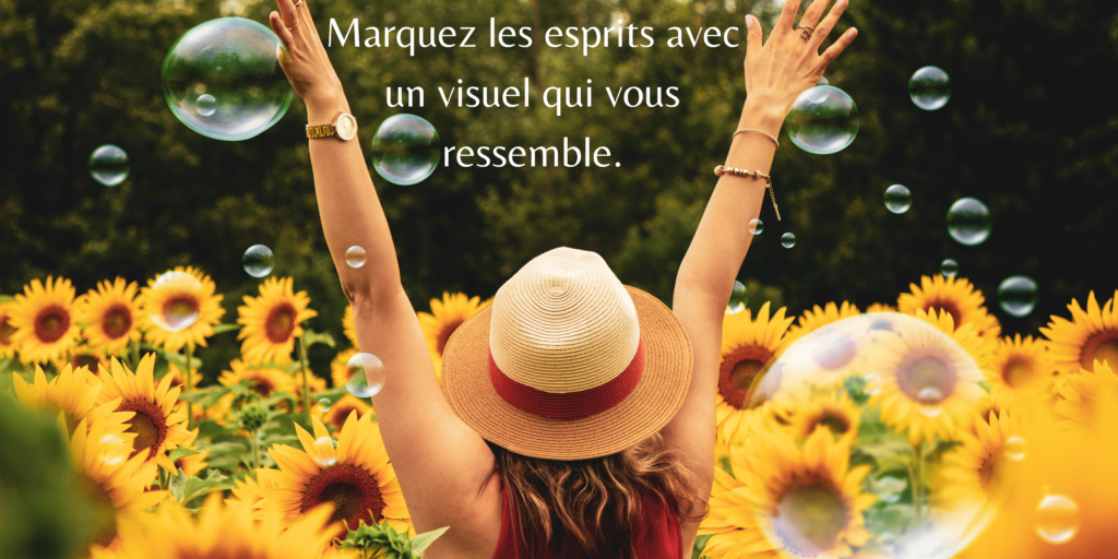 Femme heureuse au milieu d'un champs de tournesol avec une phrase positive écrite